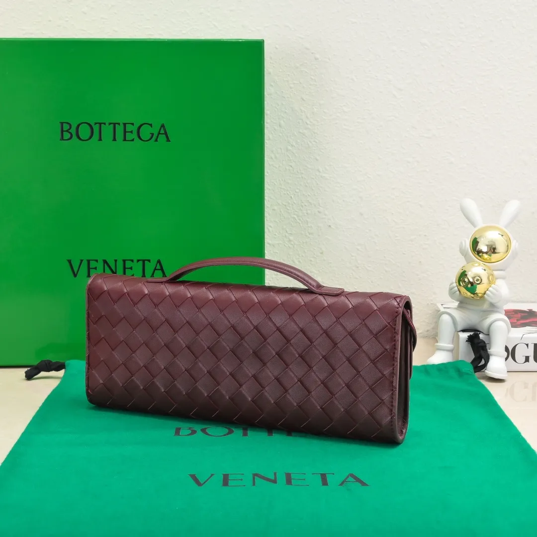 The batch of 1360 BV Andiamo evening handbags has been heavily planted again~ The designer aesthetics in the era of economic downturn are back. I fall in love with it at first sight and can't put it down. It's so beautiful and full of aura. The shape and texture are very competitive. It's light in weight and has sufficient capacity. It's a must-have for fashionistas. It's suitable for many occasions, minimalist, high-end and light luxury. Model No.: 741511 Size: 31*13*3cm